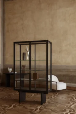 GUBI Private vitrin, svart / brunbetsad ek