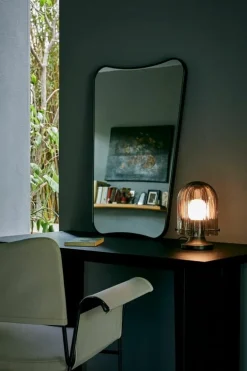 GUBI Seine bordslampa, antik mässing - smoke