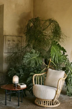 GUBI Seine bärbar lampa, antikbehandlad mässing - vit