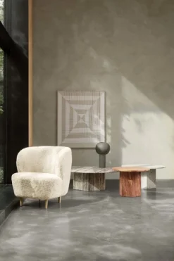 GUBI Stay fåtölj, liten, Moonlight fårfäll - valnöt