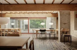 GUBI Stemlite pendellampa 38 cm, black red