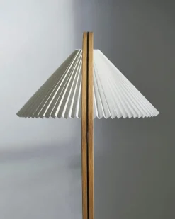 GUBI Timberline golvlampa, ek - björk - vit canvas