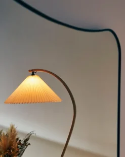 GUBI Timberline golvlampa, ek - björk - vit canvas