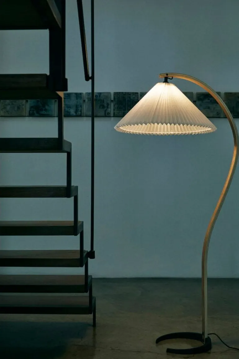 GUBI Timberline golvlampa, ek - björk - vit canvas