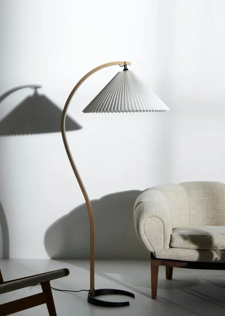 GUBI Timberline golvlampa, ek - björk - vit canvas