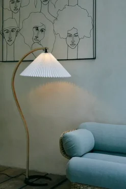 GUBI Timberline golvlampa, ek - björk - vit canvas