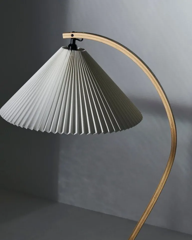 GUBI Timberline golvlampa, ek - björk - vit canvas