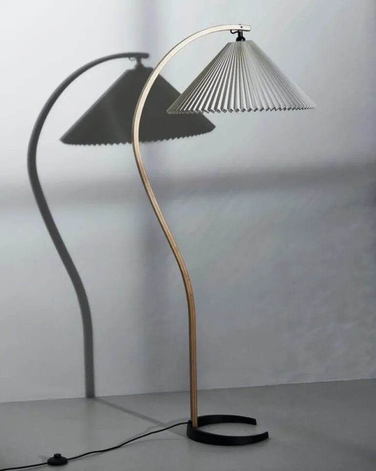 GUBI Timberline golvlampa, ek - björk - vit canvas