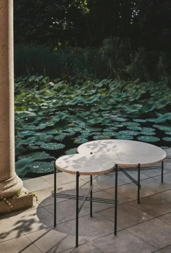 GUBI TS utomhus soffbord, 80 cm, svart - vit travertin