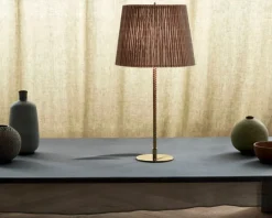 GUBI Tynell 9205 bordslampa, mässing - bambu