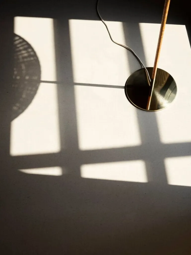 GUBI Tynell 9602 golvlampa, mässing - bambu