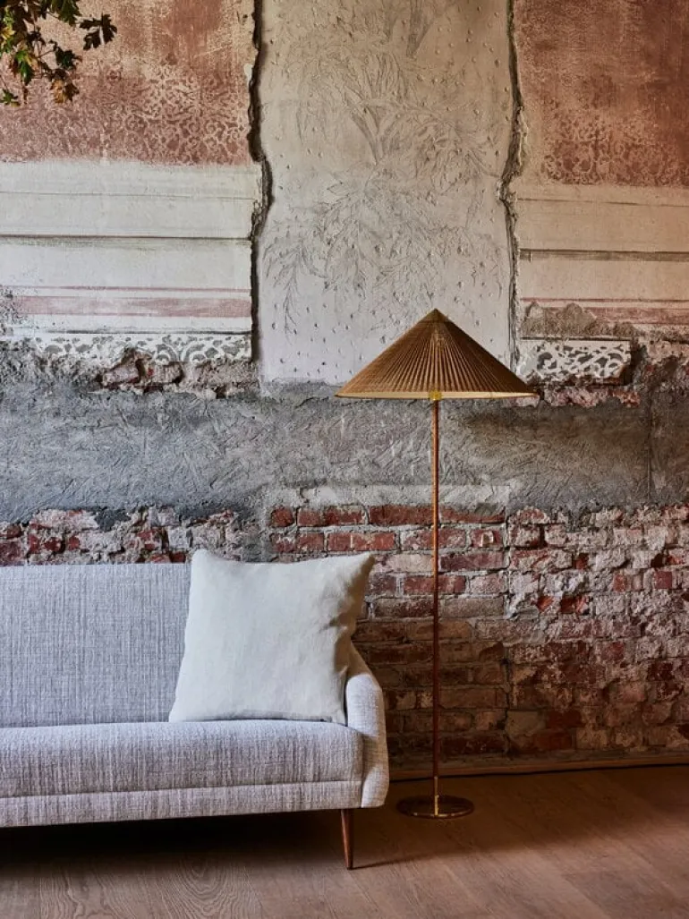 GUBI Tynell 9602 golvlampa, mässing - bambu