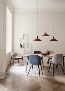 GUBI Tynell 1965 pendellampa, bordeaux