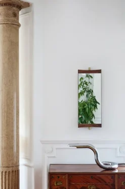 GUBI Vanity väggspegel, 1 panel, valnöt - mässing