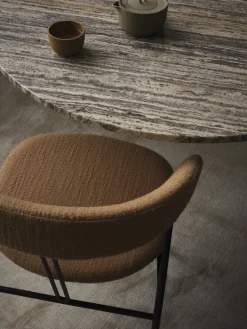 GUBI Violin stol, helklädd, Around Bouclé 032