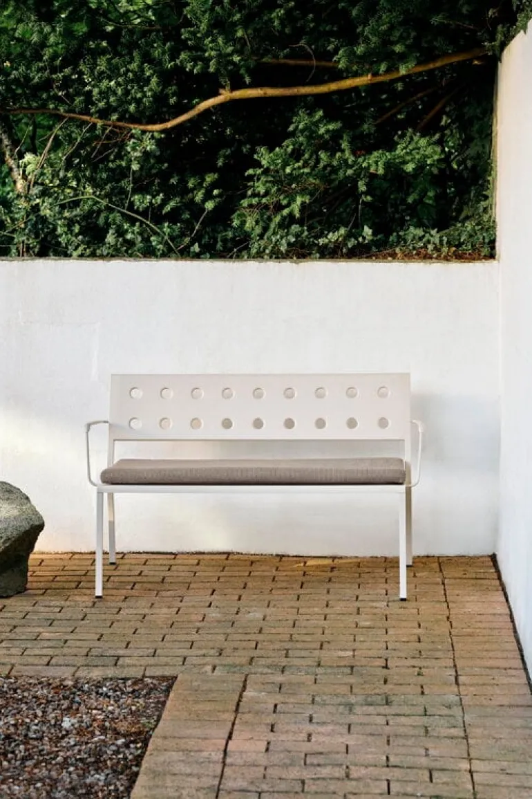 HAY Balcony bänk med armstöd 114 x 52 cm, kritbeige