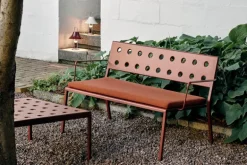 HAY Balcony Lounge bänk med armstöd, 121,5 x 69 cm, järnröd