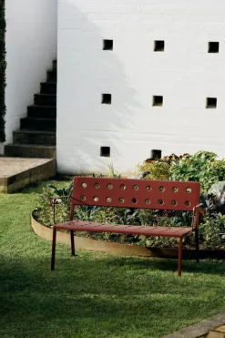 HAY Balcony Lounge bänk med armstöd, 121,5 x 69 cm, järnröd