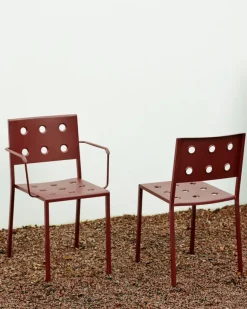 HAY Balcony matstol med armstöd, järnröd