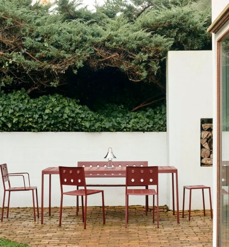 HAY Balcony matstol med armstöd, järnröd