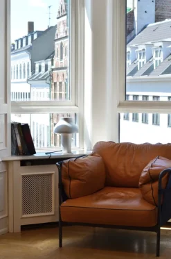 HAY Can fåtölj, konjaksfärgat läder - svart kanvas - kromad ram