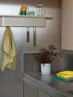 HAY Korpus hylla L, 7 krokar, kräm