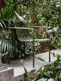 HAY Palissade matstol med armstöd, oliv