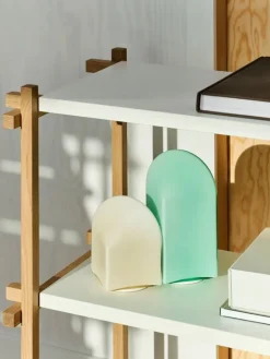 HAY Woody Column 2.0 hylla, låg, såpad ek - mandelvit stål