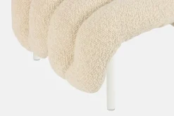 Hem Puffy ottoman, äggskalsfärgad bouclé - krämfärgat stål