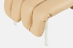 Hem Puffy ottoman, sandfärgat läder - krämfärgat stål