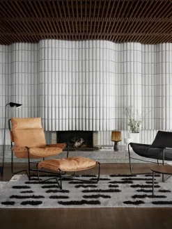 Interface Bug fåtölj, låg, svart läder Moderno