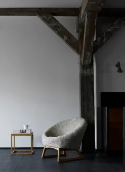 Klassik Studio Tub fåtölj, Moonlight fårskinn - oljad ek