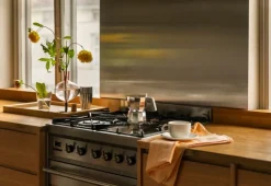 Kosta Boda Bod flaska, 230 mm, vinröd - kork