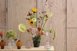 Kosta Boda Pavilion vas, 134 mm, mörk bärnsten