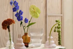 Kosta Boda Pavilion vas, 134 mm, mörk bärnsten