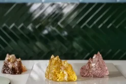 Kosta Boda The Rock ljuslykta, 91 mm, gul