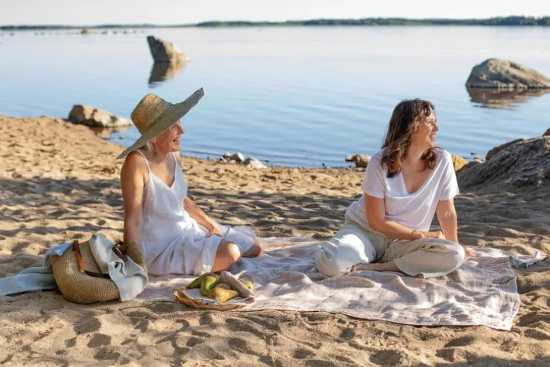 Lapuan Kankurit Osmankäämi bordsduk/filt, 145 x 200 cm, grå - kanel