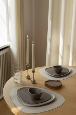 Lind DNA Curve bordstablett, 37 x 44 cm, gräddvitt Serene-läder