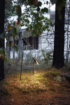 Louis Poulsen AJ Garden ljuspollare, kort, 3000 K, ankarfäste med adapter