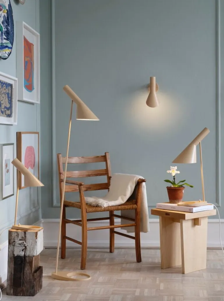 Louis Poulsen AJ golvlampa, varm sand