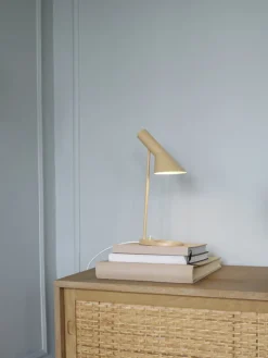 Louis Poulsen AJ Mini bordslampa, varm sand