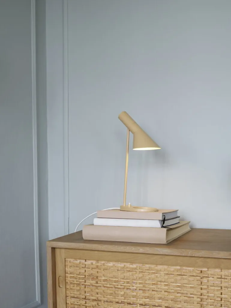 Louis Poulsen AJ Mini bordslampa, varm sand