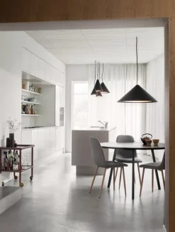 Louis Poulsen Keglen 250 pendellampa, svart