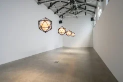 Louis Poulsen OE Quasi Light – pendellampa 2700 K, bluetooth