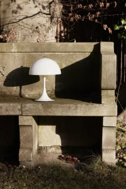 Louis Poulsen Panthella 250 Portable bordslampa, opalvit akryl