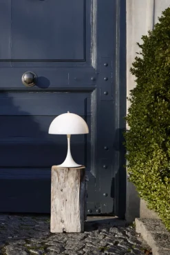 Louis Poulsen Panthella 250 Portable bordslampa, opalvit akryl