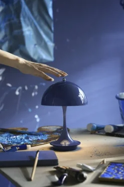 Louis Poulsen Panthella 160 Portable V3 bordslampa, indigoblå