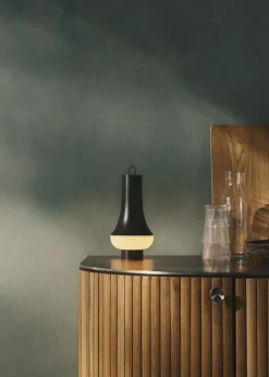 Louis Poulsen Tomoshi bärbar bordslampa, mörkbrun