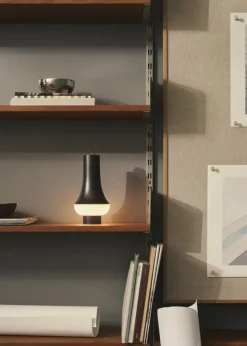 Louis Poulsen Tomoshi bärbar bordslampa, mörkbrun