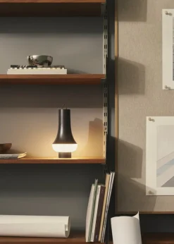 Louis Poulsen Tomoshi bärbar bordslampa, mörkbrun